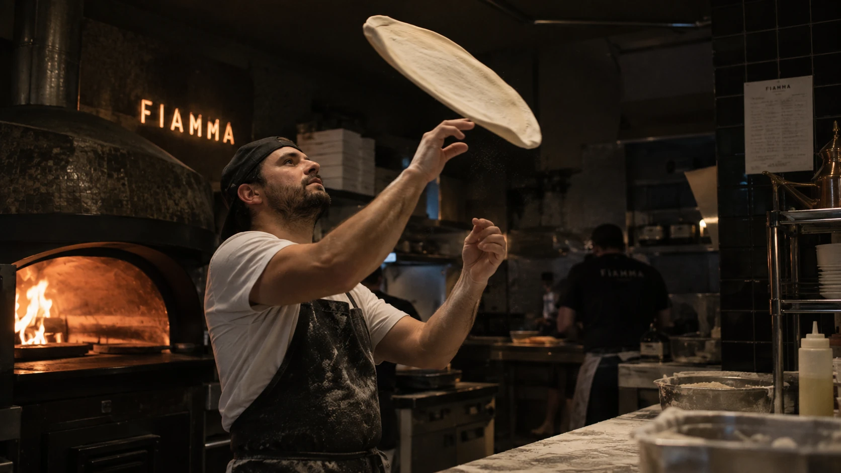 Pizzaiolo travaillant la pâte chez Fiamma